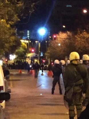 Θεσσαλονίκη: Αντιεξουσιαστές εκτοξεύουν μολότοφ από ταράτσες (βίντεο)